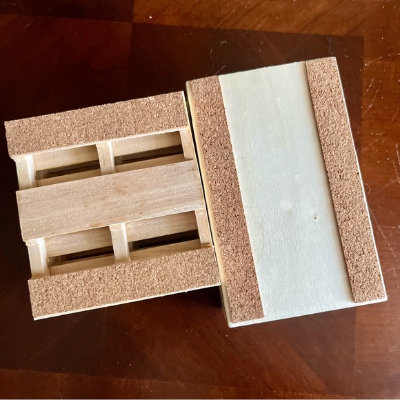 Mini Pallet & Crate Coaster Set red black waves print. 4 Coasters W/ Crate - Picture 5 of 6